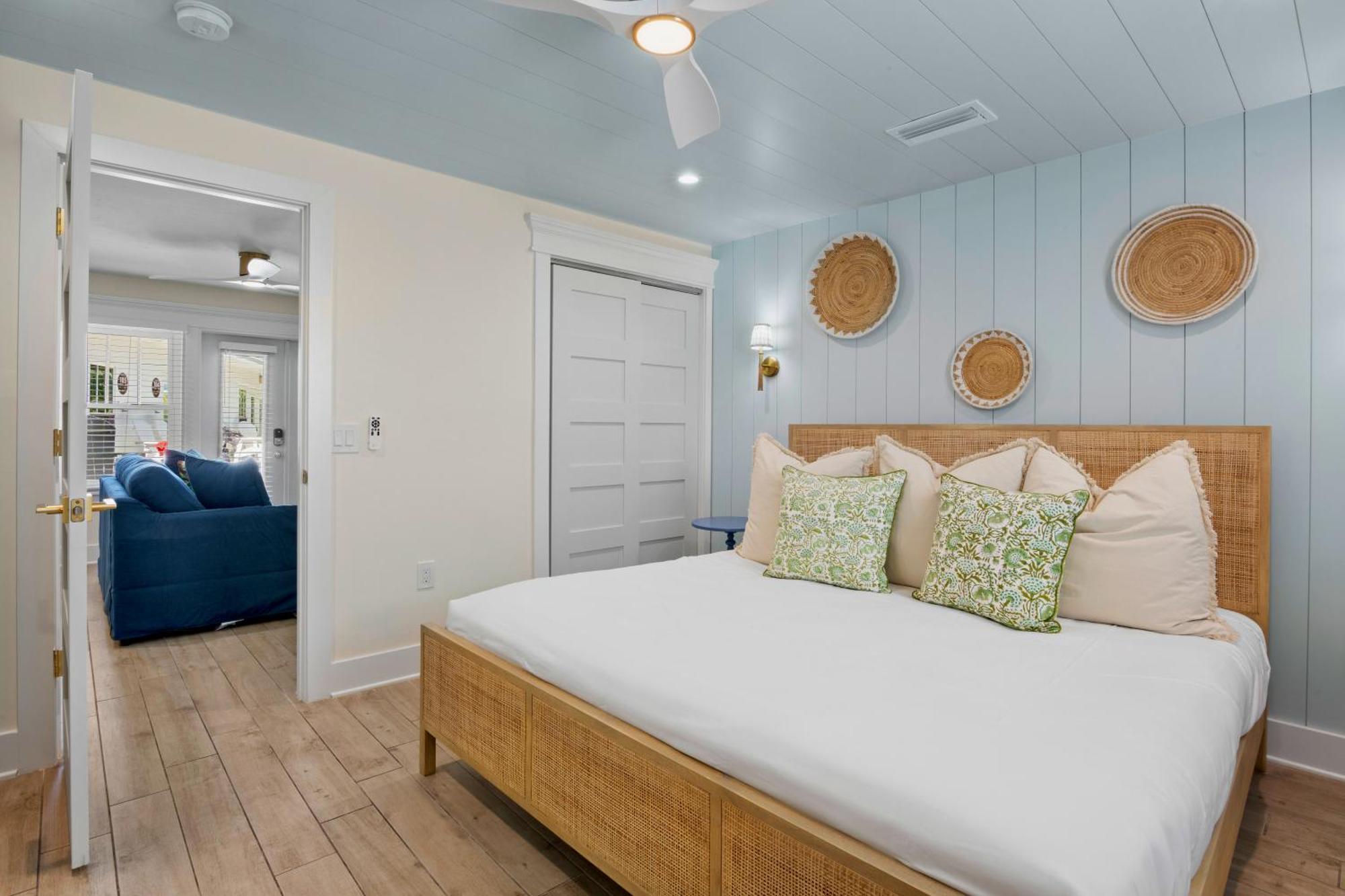 Tropical Breeze Resort Bee Ridge Exterior photo