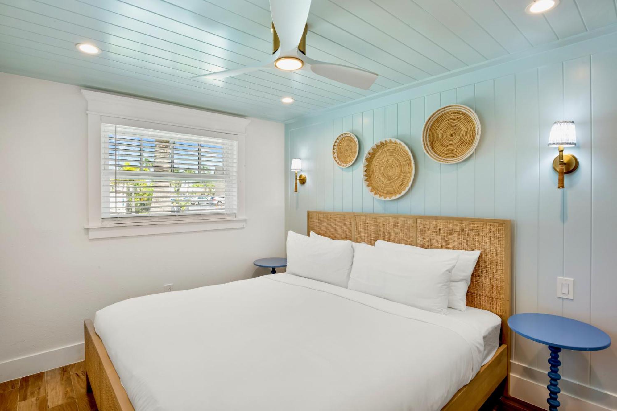 Tropical Breeze Resort Bee Ridge Exterior photo