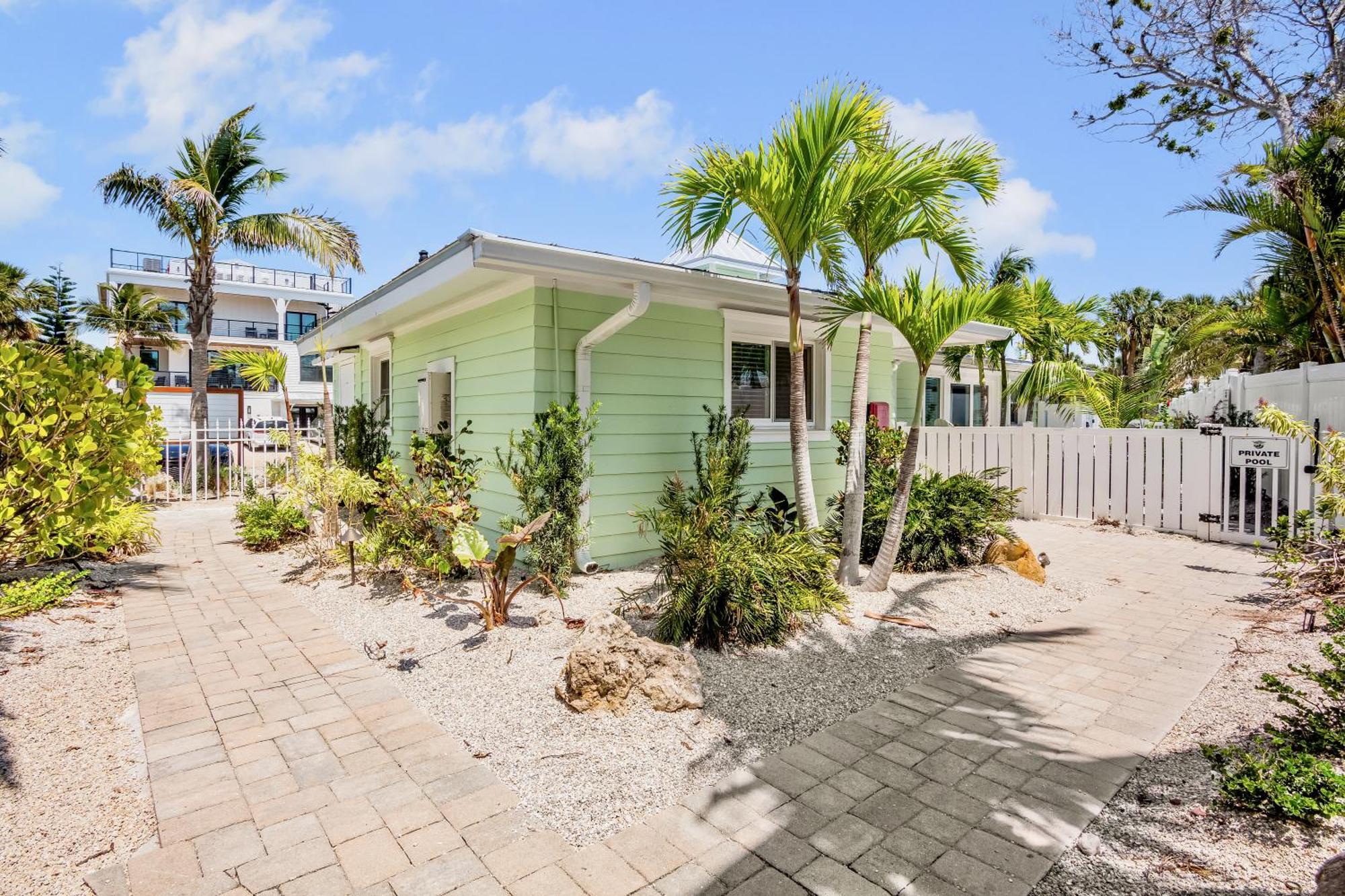 Tropical Breeze Resort Bee Ridge Exterior photo