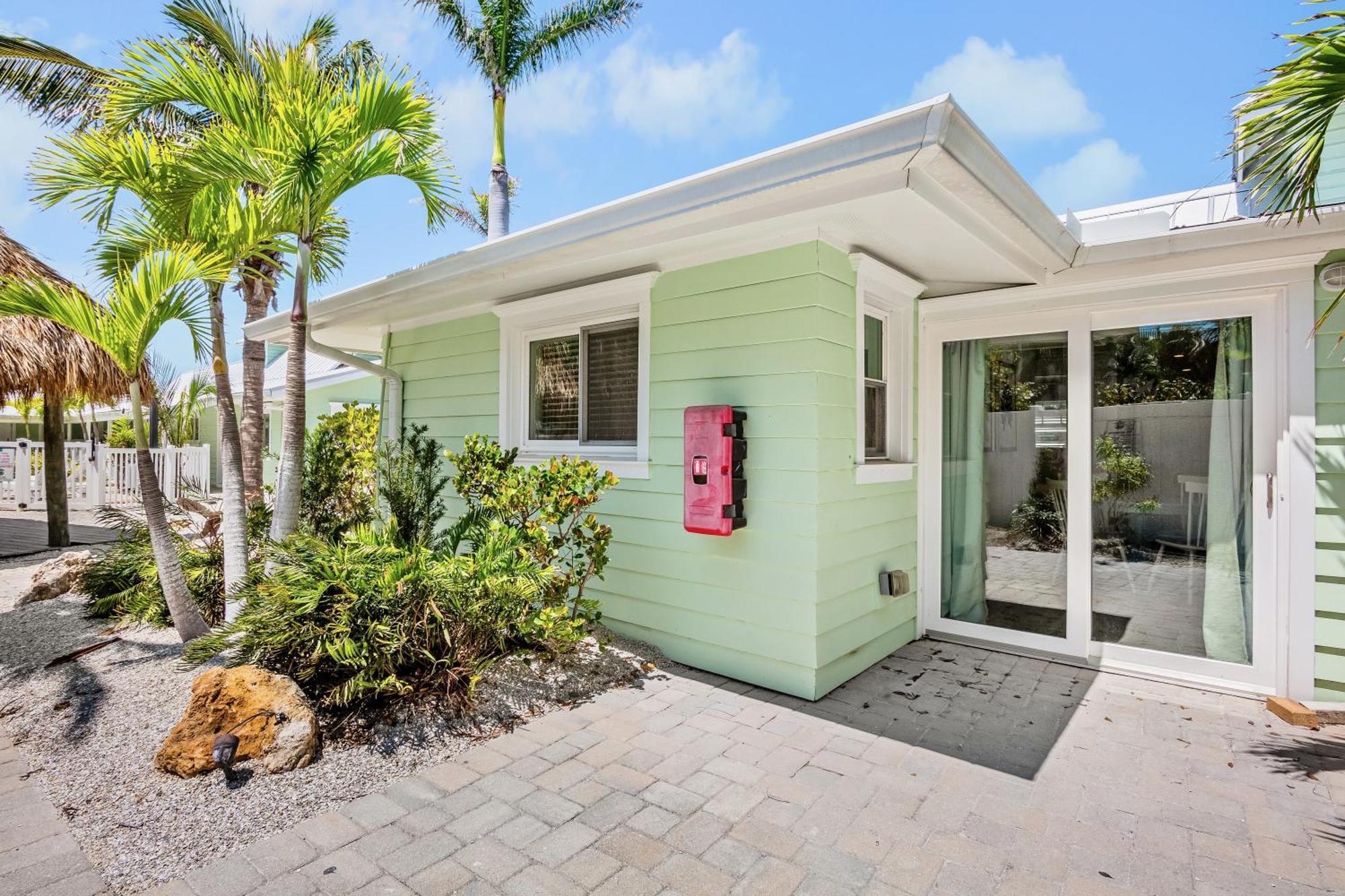 Tropical Breeze Resort Bee Ridge Exterior photo