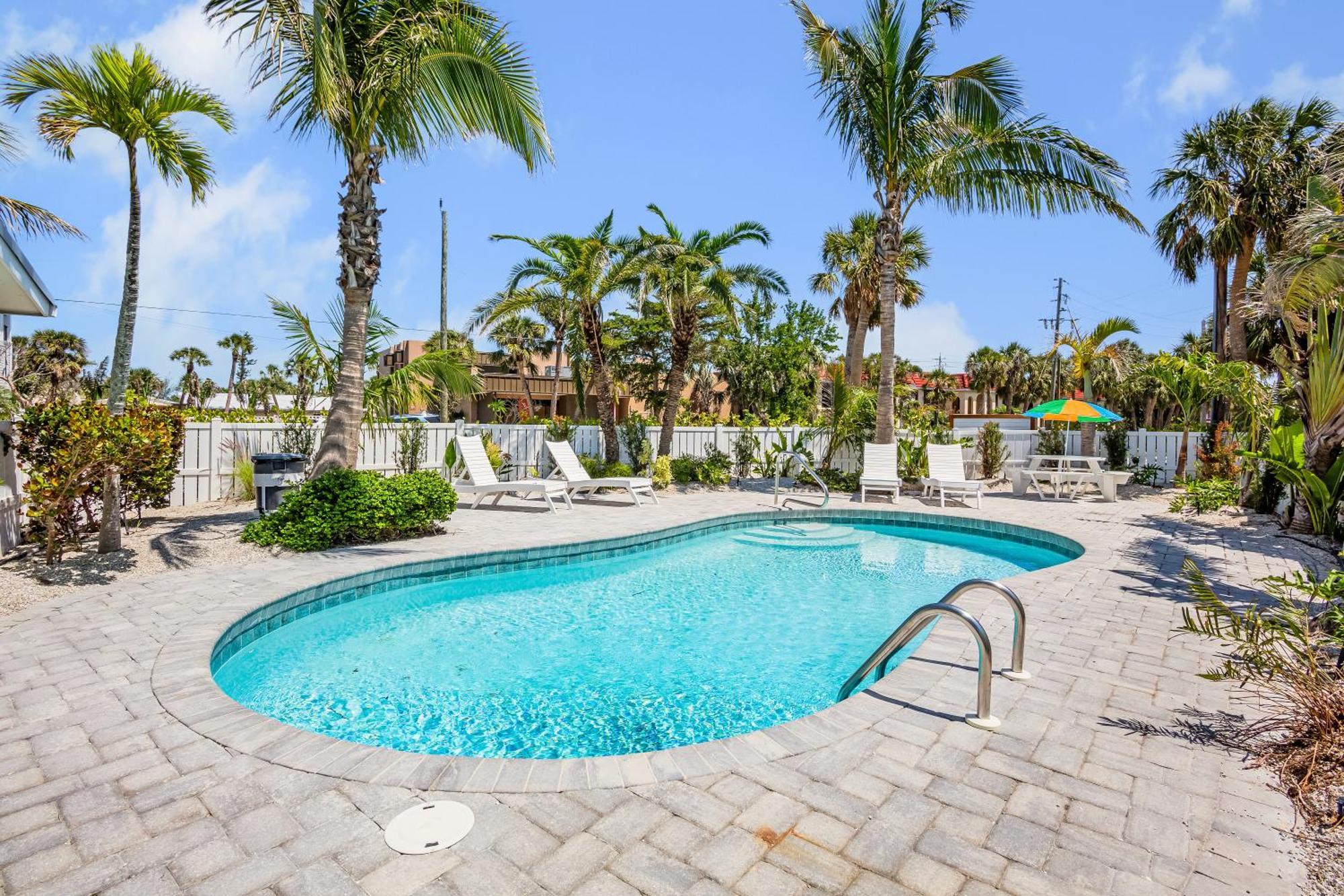 Tropical Breeze Resort Bee Ridge Exterior photo