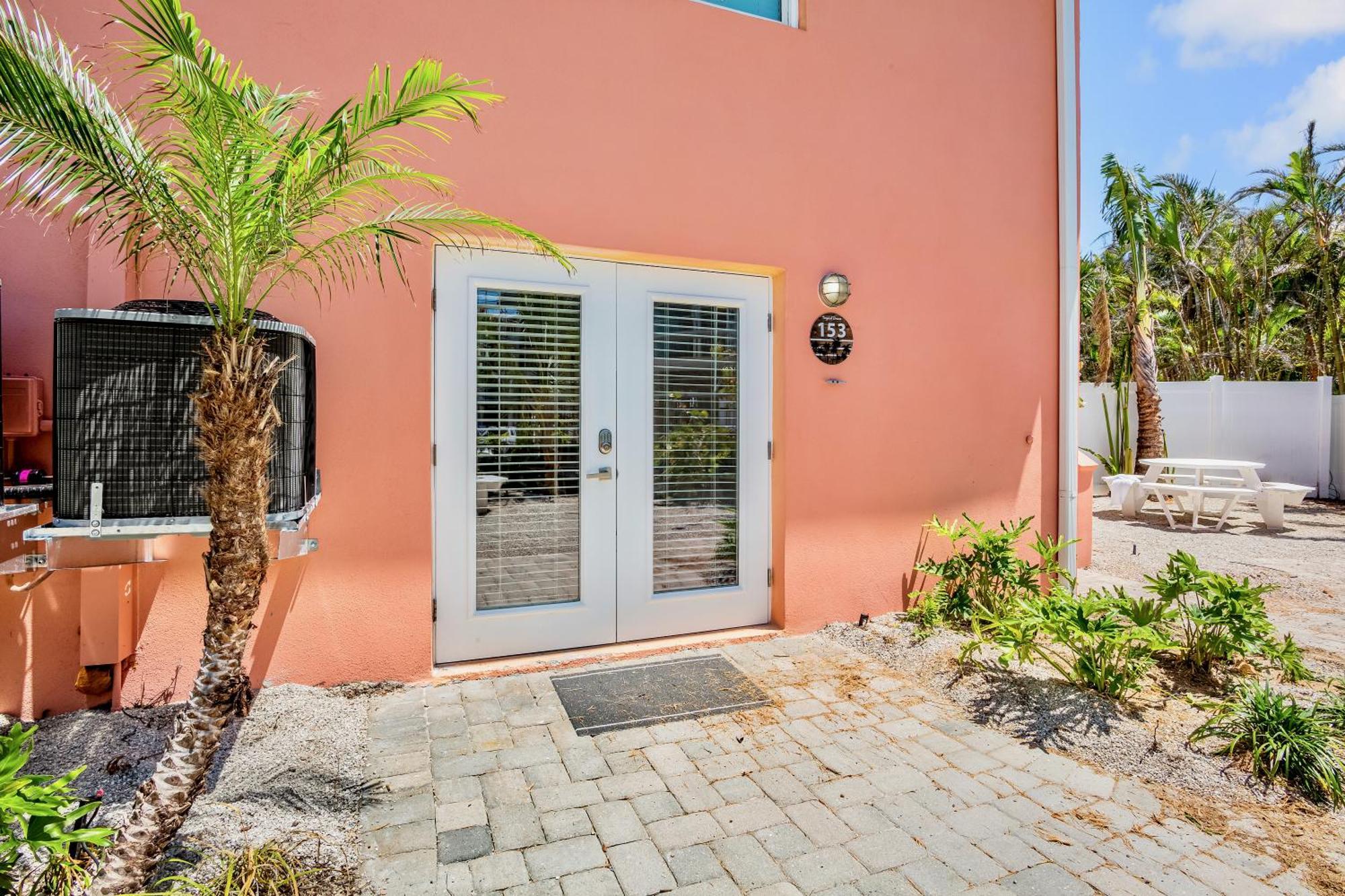 Tropical Breeze Resort Bee Ridge Exterior photo