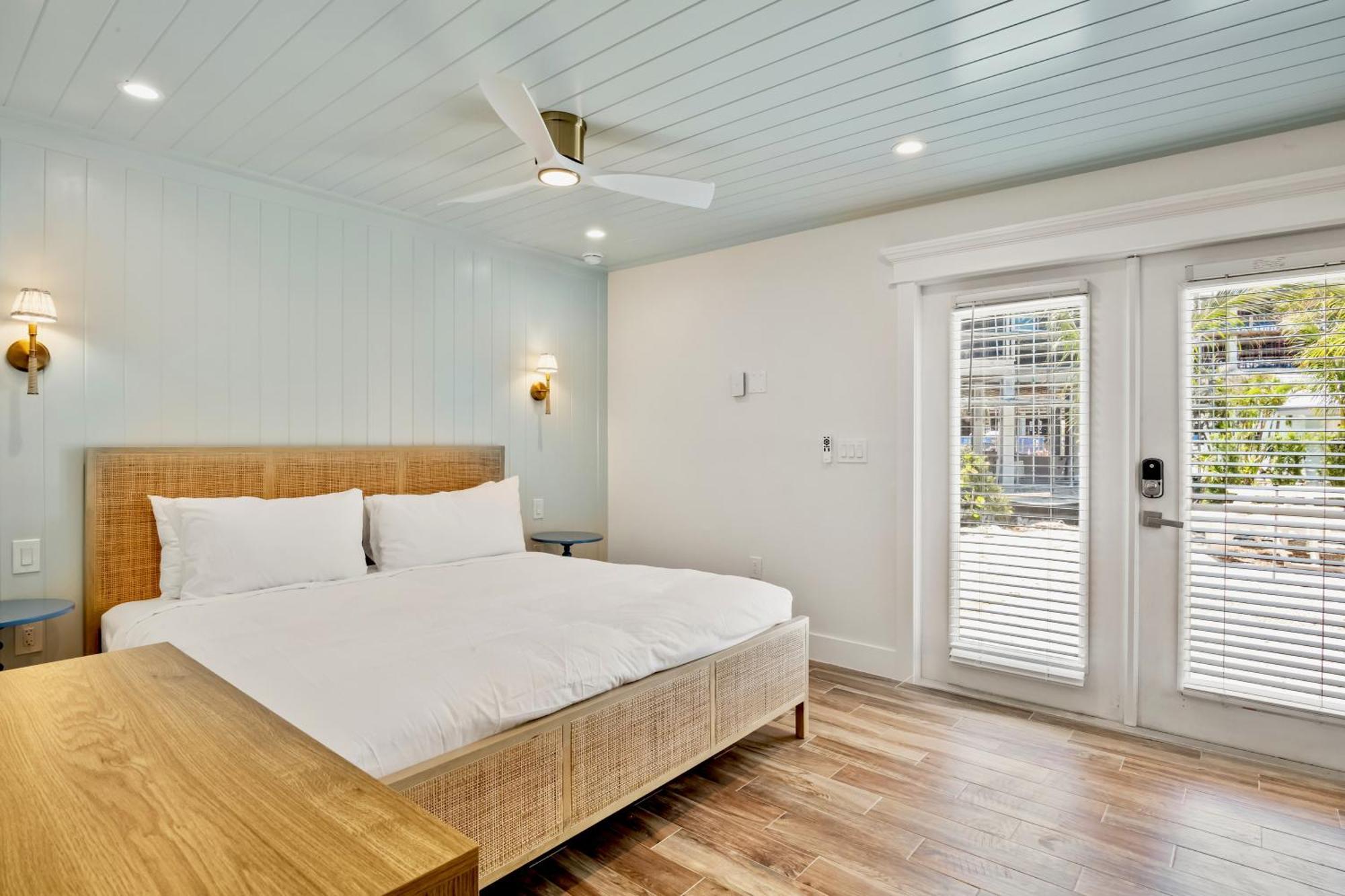 Tropical Breeze Resort Bee Ridge Exterior photo